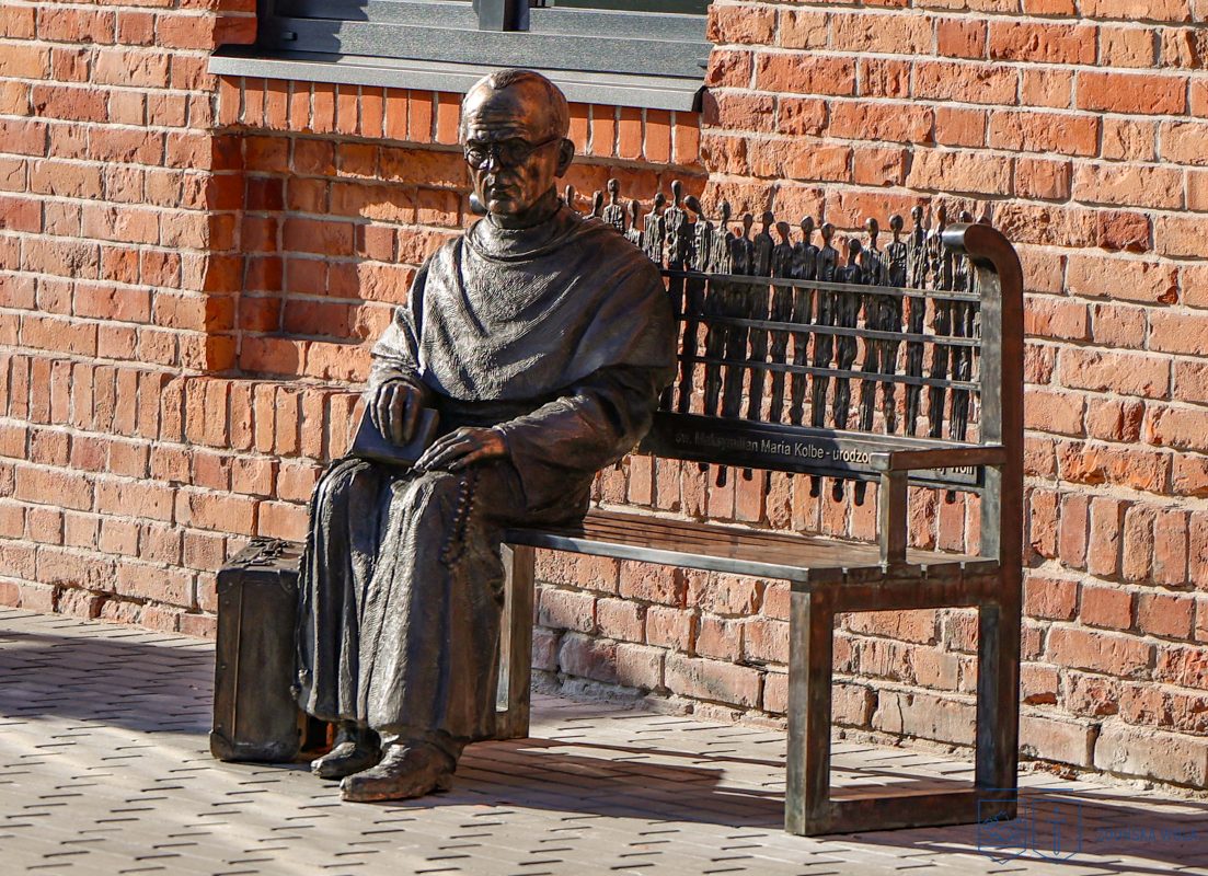 Zdjęcie do projektu Ławeczka św. Maksymiliana Marii Kolbe